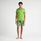 Polo de algodón de color liso cambiante para hombre Chive vista frontal desgastada Polo de algodón de color liso cambiante para hombre Chive vista frontal desgastada